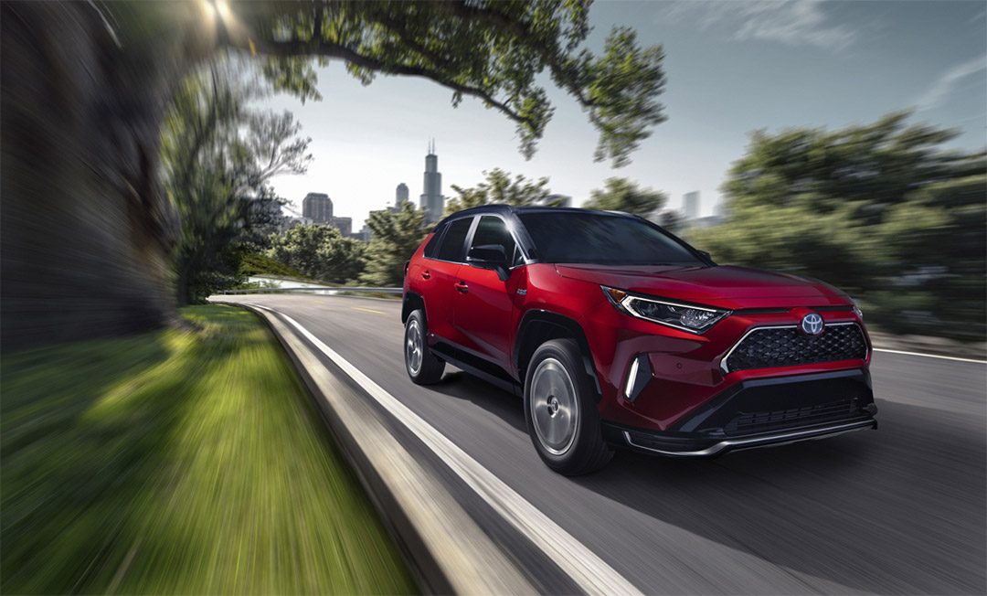 vue trois quart avant du Toyota RAV4 Prime 2021 sur une route