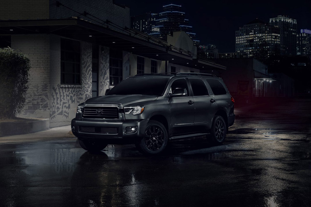vue latérale du Toyota Sequoia 2021 stationné la nuit dans une ville