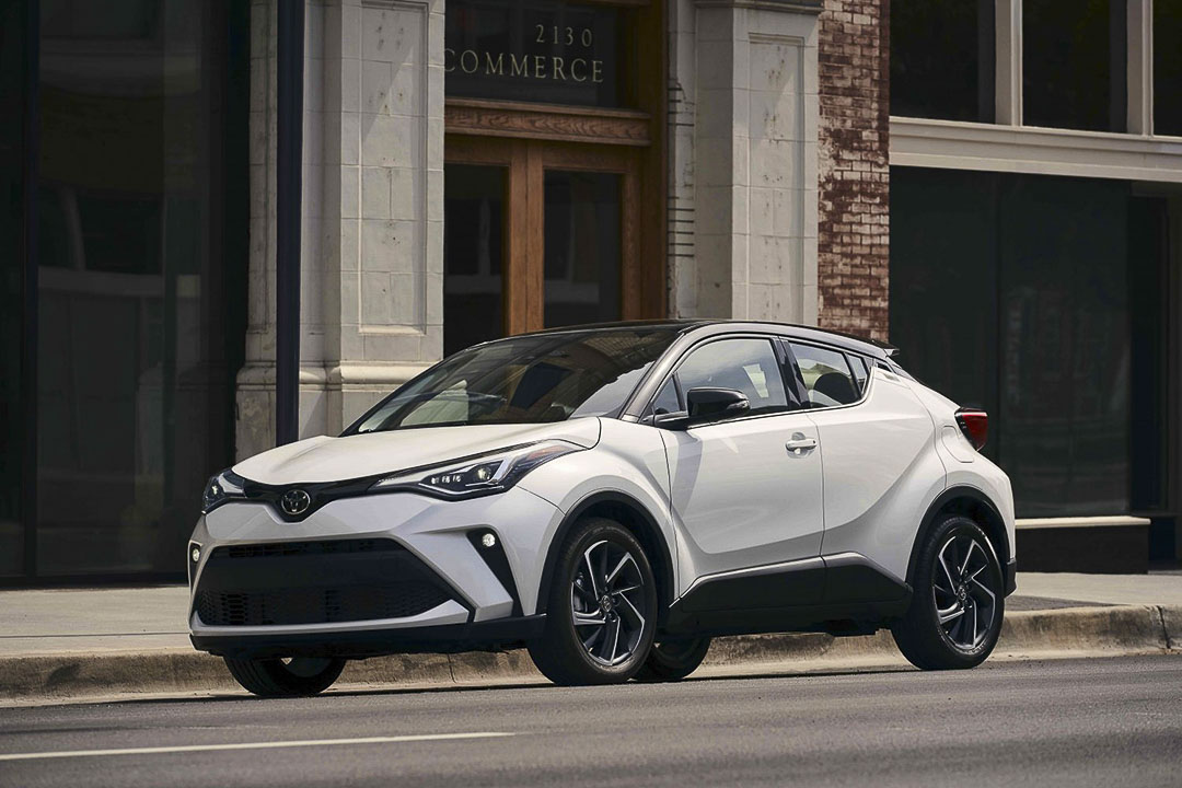 vue latérale avant du Toyota C-HR 2021 stationné