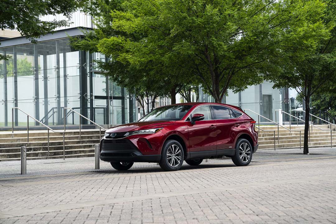 vue latérale du Toyota Venza 2021 stationné