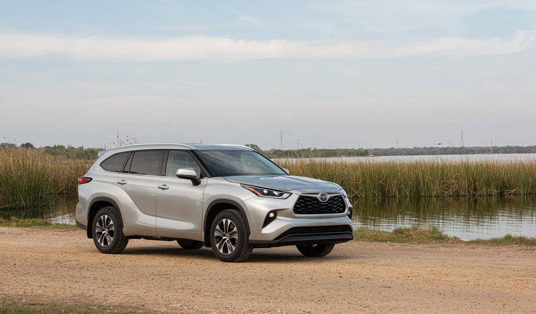 vue trois quart avant du Toyota Highlander 2021 proche d'un lac