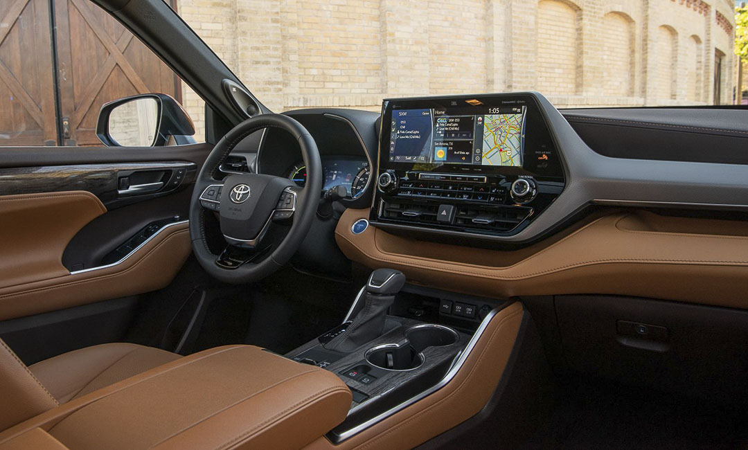 vue à bord du Toyota Highlander 2021 avec le volant et le panneau de contrôle