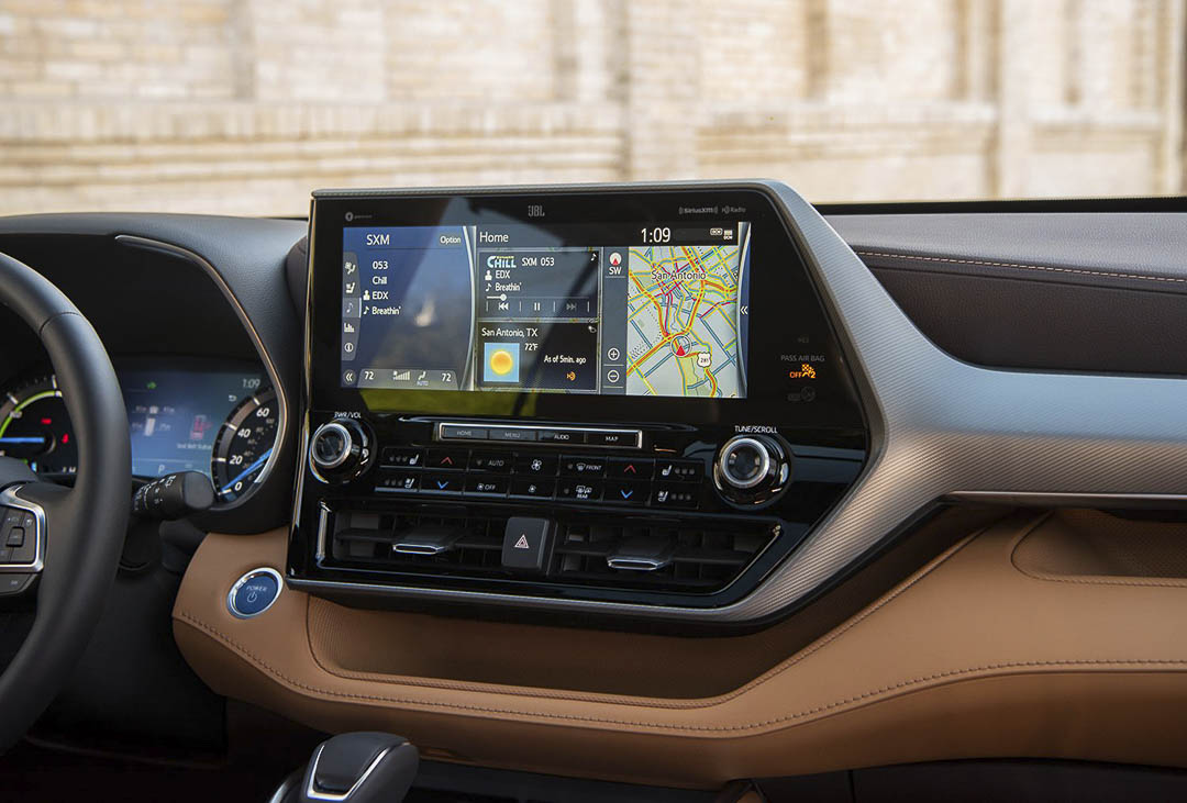 vue rapprochée du tableau de bord à l'intérieure du Toyota Highlander 2021