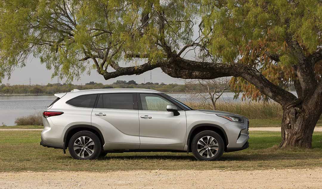 vue latérale du Toyota Highlander 2021 stationné proche d'un lac