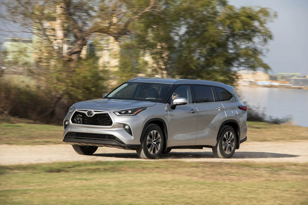 vue trois quart avant du Toyota Highlander 2021 sur un sentier de terre
