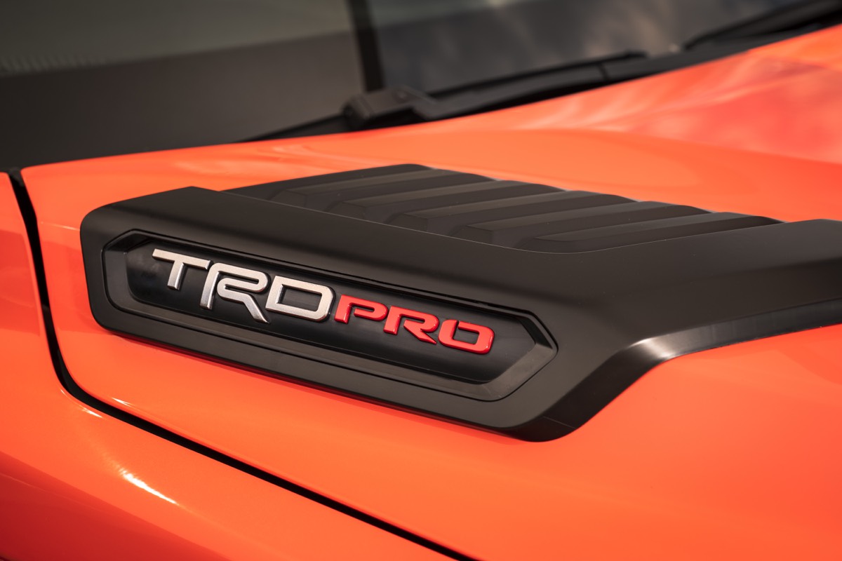 L'insigne TRD PRO 2022 sur le capot du Toyota Tundra 2022