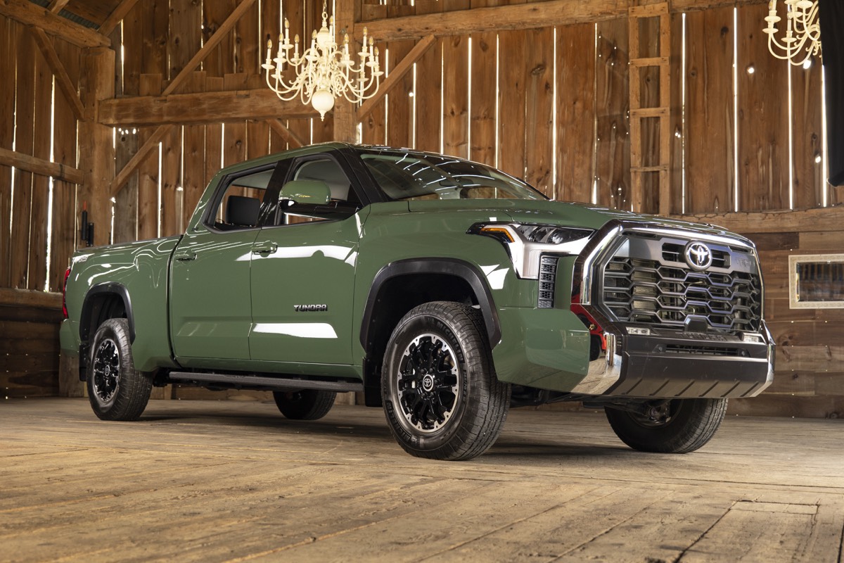Vue 3/4 du Toyota Tundra 2022 vert turquoise garé dans une grange
