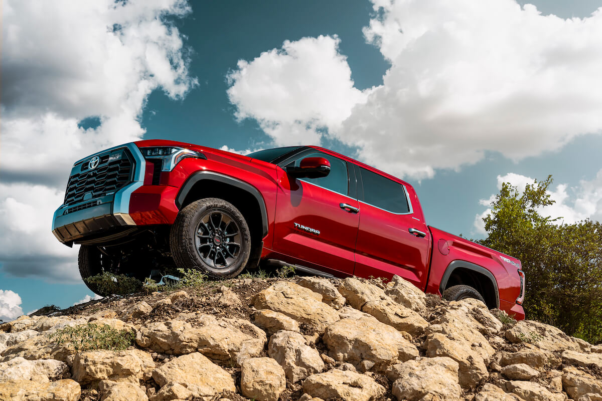Le Toyota Tundra Limited 2022 rouge sur une pente rocheuse