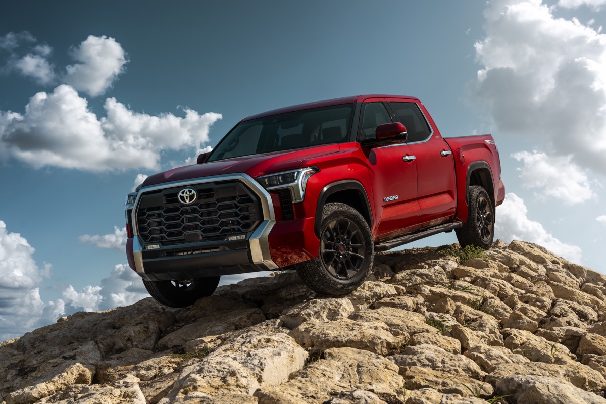 Le Toyota Tundra Limited 2022 rouge descendant sur une pente rocheuse