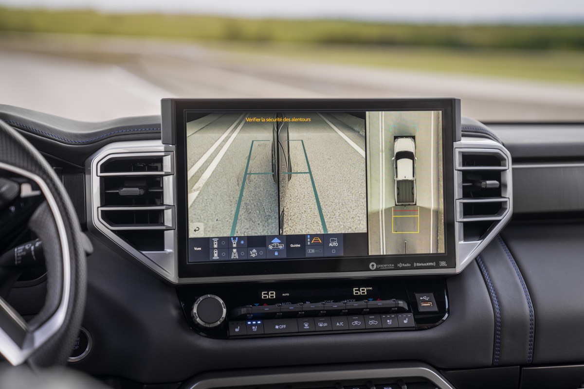 L'écran central diffusant le rappel de passager arrière (de série) du Toyota Tundra Platinum 2022