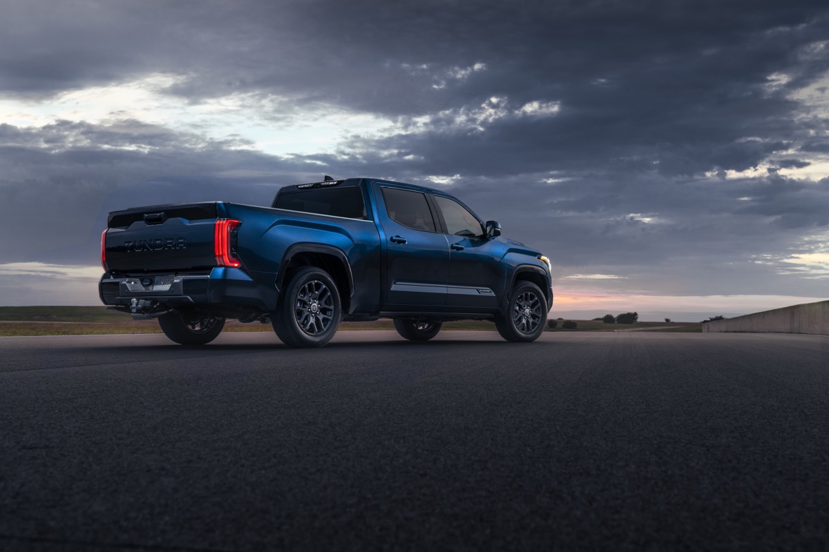 Vue 3/4 arrière du Toyota Tundra Platinum 2022 garé à l'extérieur sous un ciel sombre et nuageux