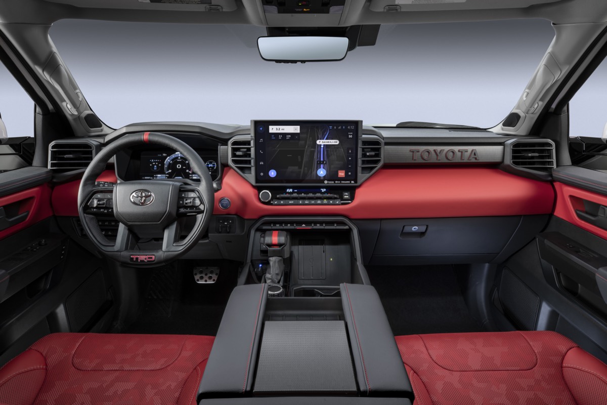 Cockpit avant du Toyota Tundra Pro TRD 2022 incluant son tableau de bord avec toutes ses technologies