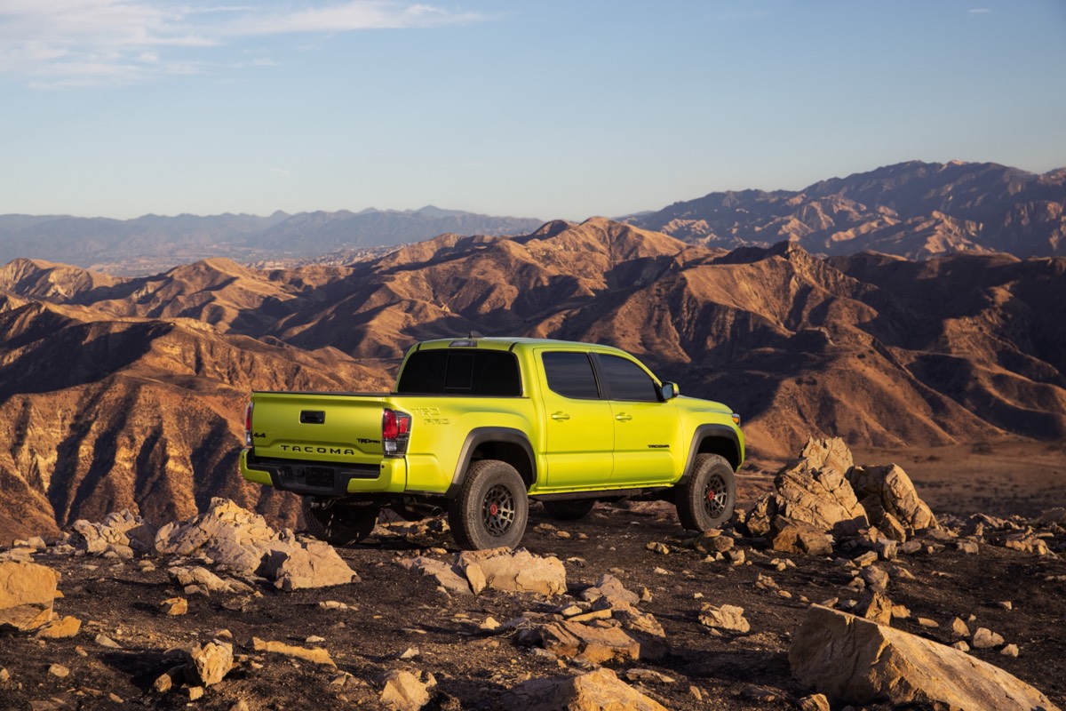 Vue 3/4 arrière du Toyota Tacoma TRD Pro 2022 Lime électrique garé sur une montagne