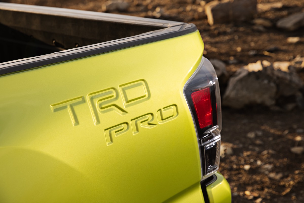 L'insigne TRD PRO gravé sur le flanc de la caisse du Toyota Tacoma 2022 de couleur Lime électrique