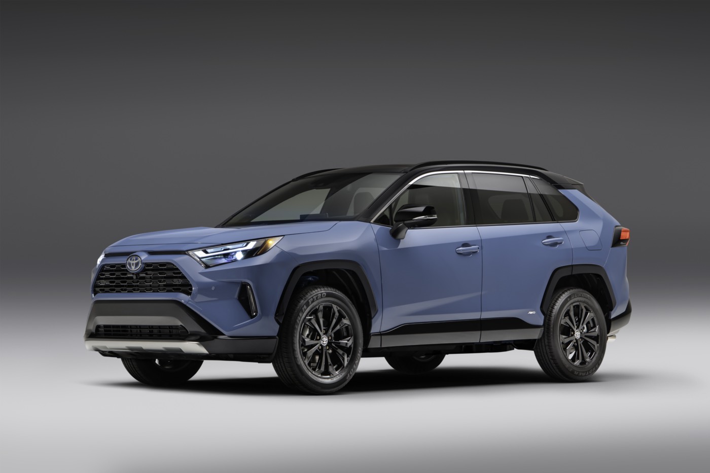 Vue 3/4 avant du VUS Toyota RAV4 XSE 2022 Bleu cavalerie sur un fond gris