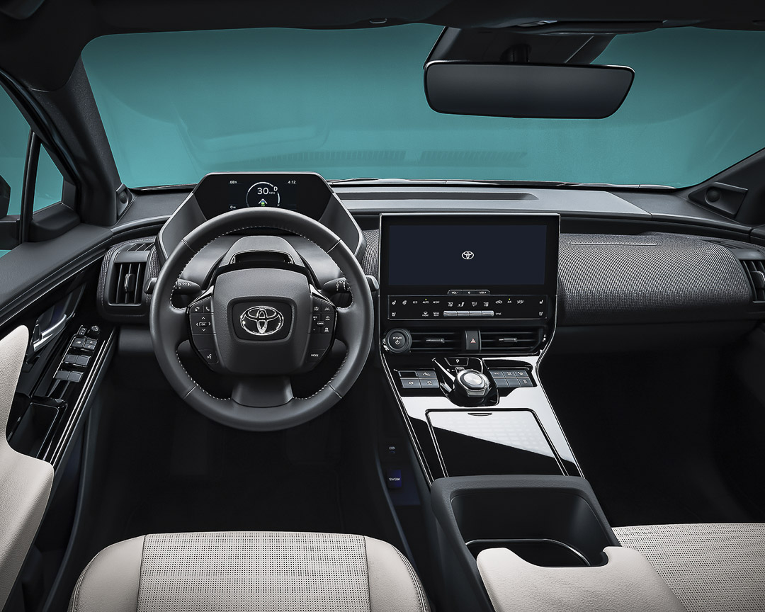 vue du volant et de l'écran tactile à bord du Toyota BZ4X 2022