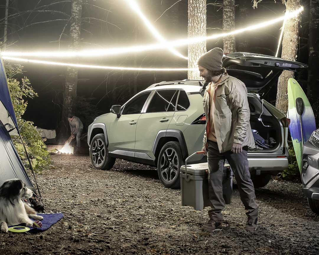 vue trois quart arrière du Toyota RAV4 2022 sur un terrain de camping