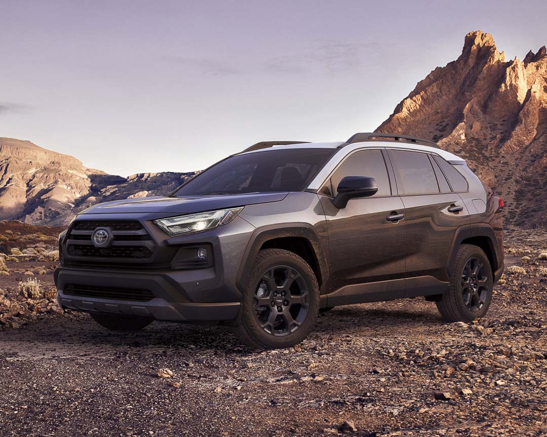 vue trois quart avant du Toyota RAV4 2022