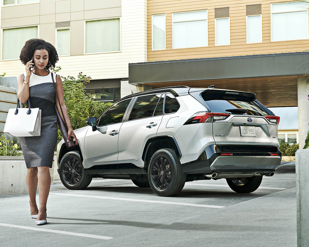 vue trois quart arrière du Toyota RAV4 2022