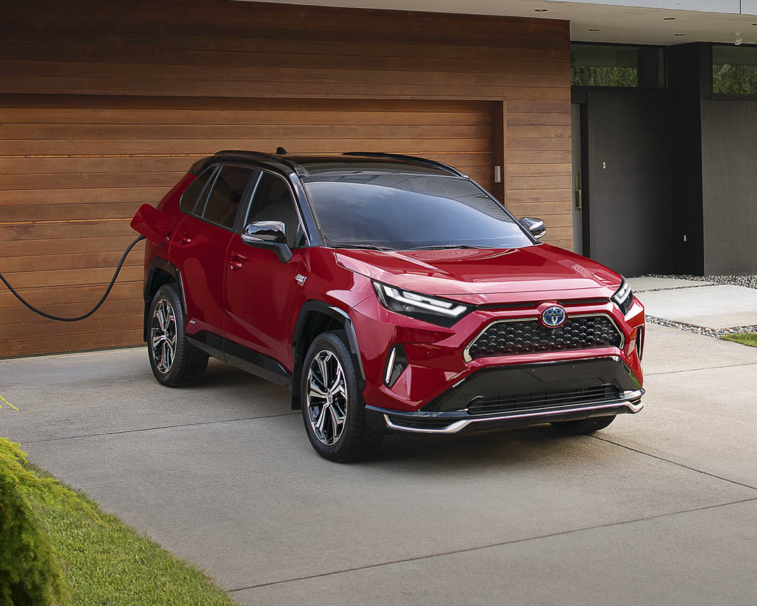 vue latérale avant du Toyota RAV4 Prime 2022
