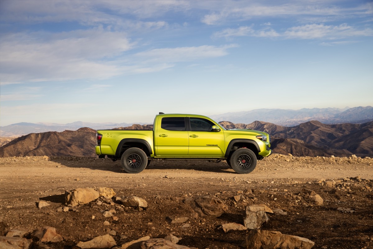 Vue latérale du Toyota TRD 2022 dans un paysage de collines