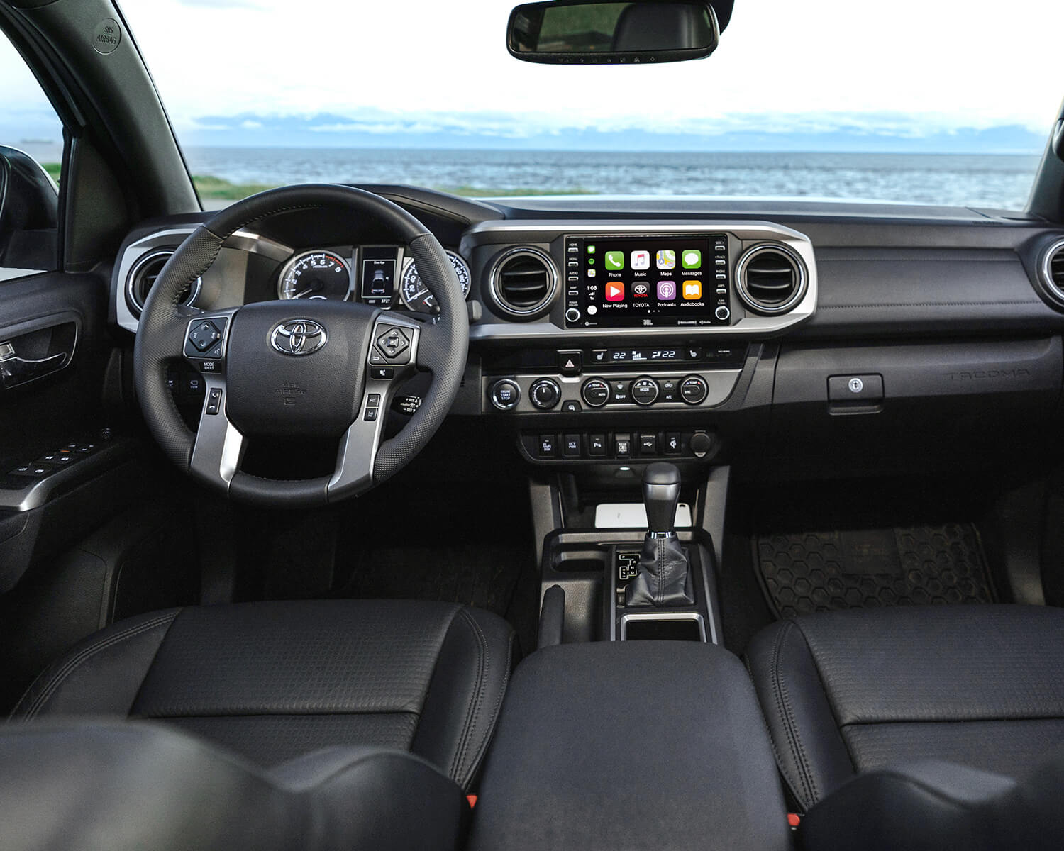 Vue du volant et du tableau de bord du Toyota Tacoma 2022