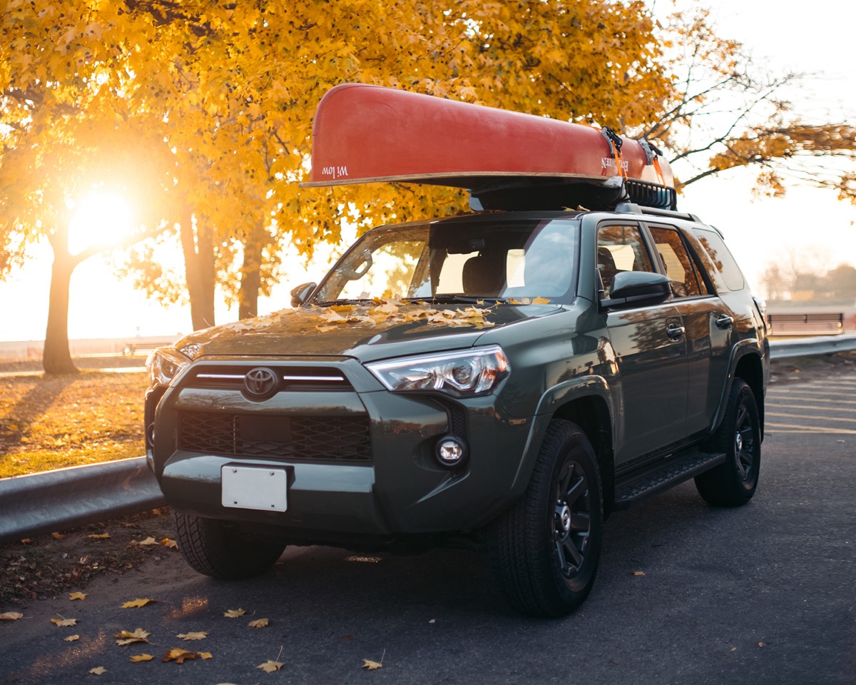 vue trois quart avant du Toyota 4Runner 2022 avec un canot attaché au toit