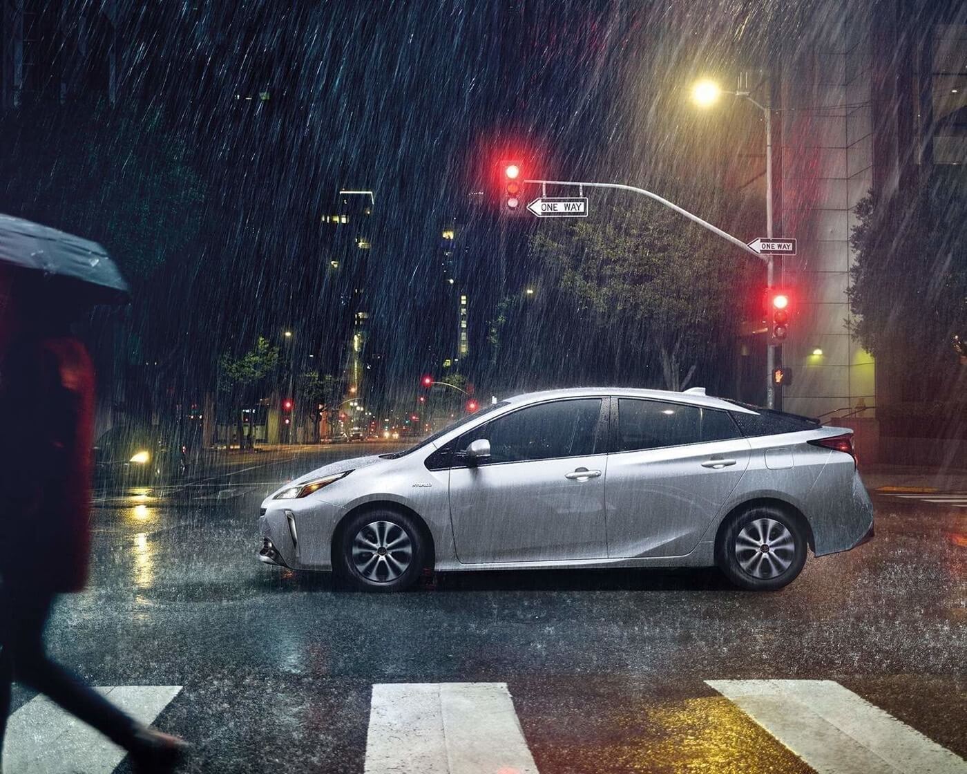 lateral view of the 2022 Toyota Prius hybrid at a intersection
