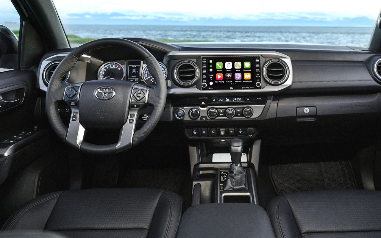 vue de l'habitacle et tableau de bord d'un Toyota Tacoma 2023