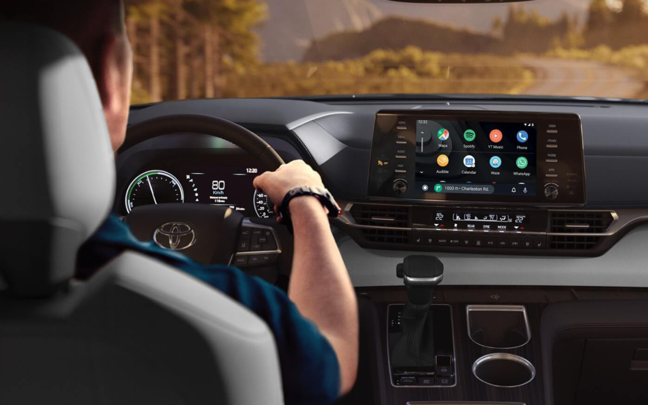 vue du tableau de bord d'un Toyota Sienna 2023