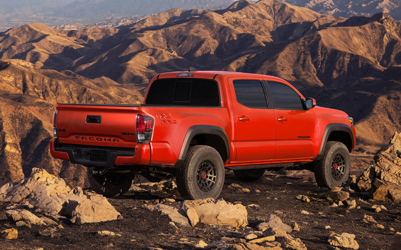 vue latérale arrière d'une Toyota Tacoma 2023 en montagne