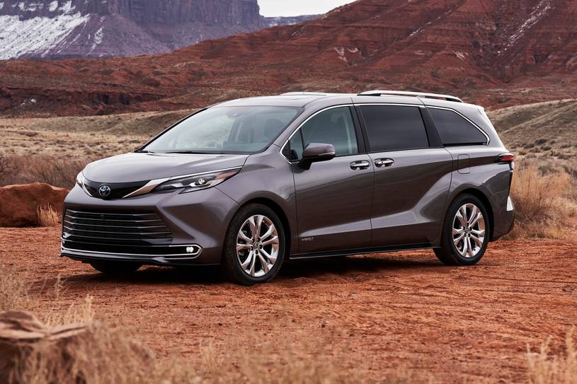 vue latérale avant d'une Toyota Sienna 2023 dans la nature