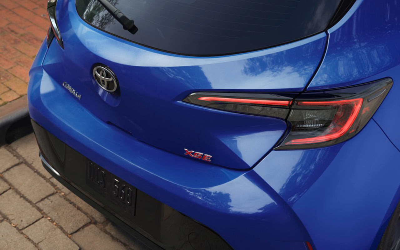 vue rapprochée de l'arrière d'une Toyota Corolla 2023