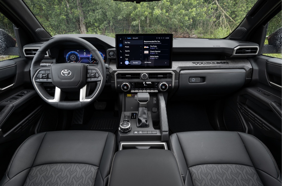 vue de l'habitacle et du tableau de bord d'un camion Toyota Tacoma 2024
