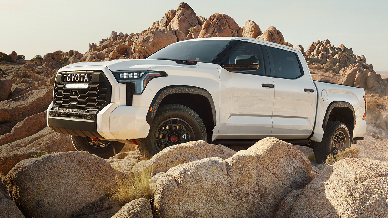 Vue latérale du Toyota Tundra 2024 sur montagne rocheuse escarpé