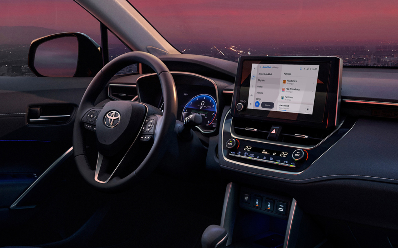 Vue rapproché du tableau de bord et de ses Technologies du Toyota Corolla Cross 2024.