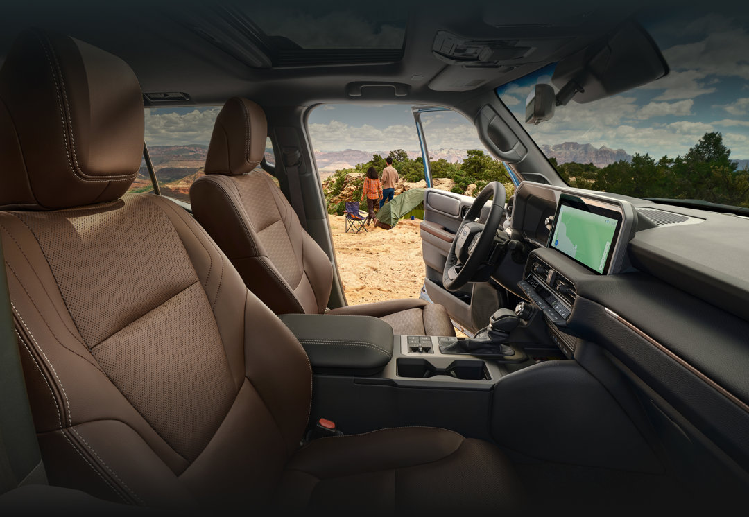 Vue sur les sièges avant et le tableau de bord du Toyota Land cruiser.
