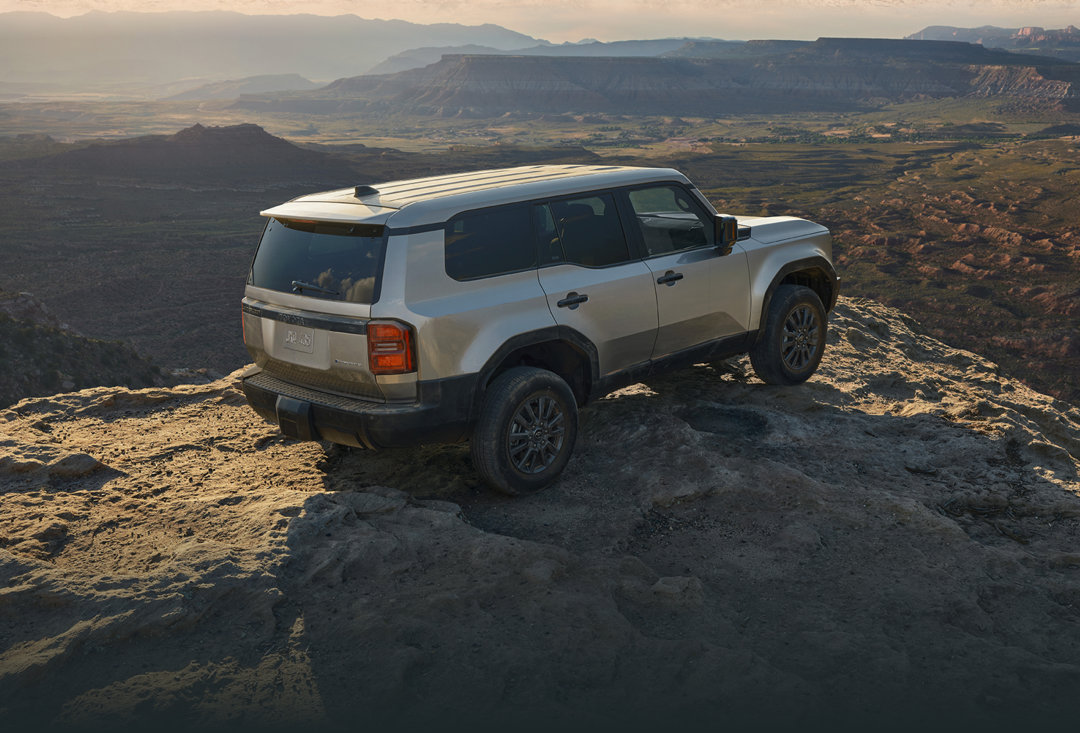 Land Cruiser en haut d'une montagne rocheuse.