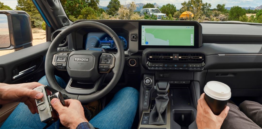 Vue Rapprochée sur la tableau de bord et la technologie du Toyota Land Cruiser.