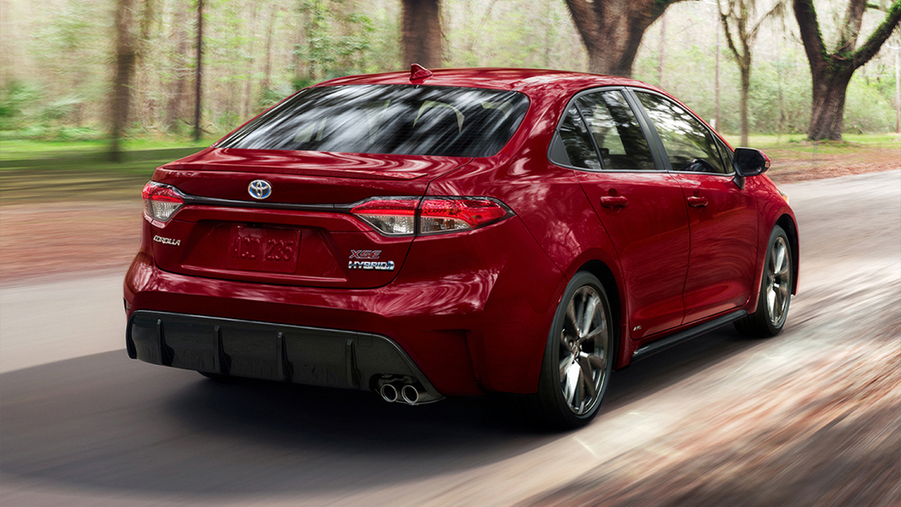 Vue arrière de la Toyota Corolla 2024 sur route en pleine puissance