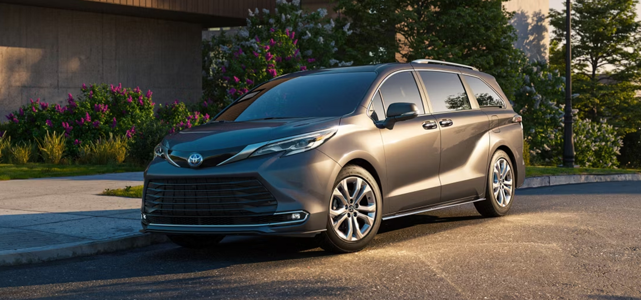 Vue 3/4 avant et latérale de la Toyota hybride 2024 garé en bord de rue