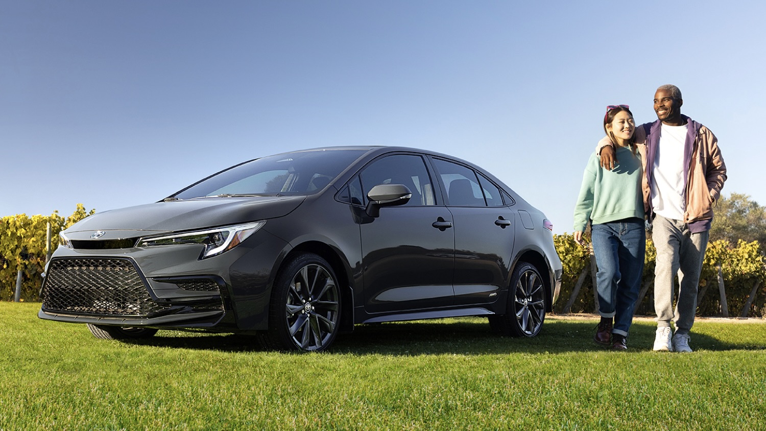La Toyota Corolla hybride 2025 stationné sur l'herbe.