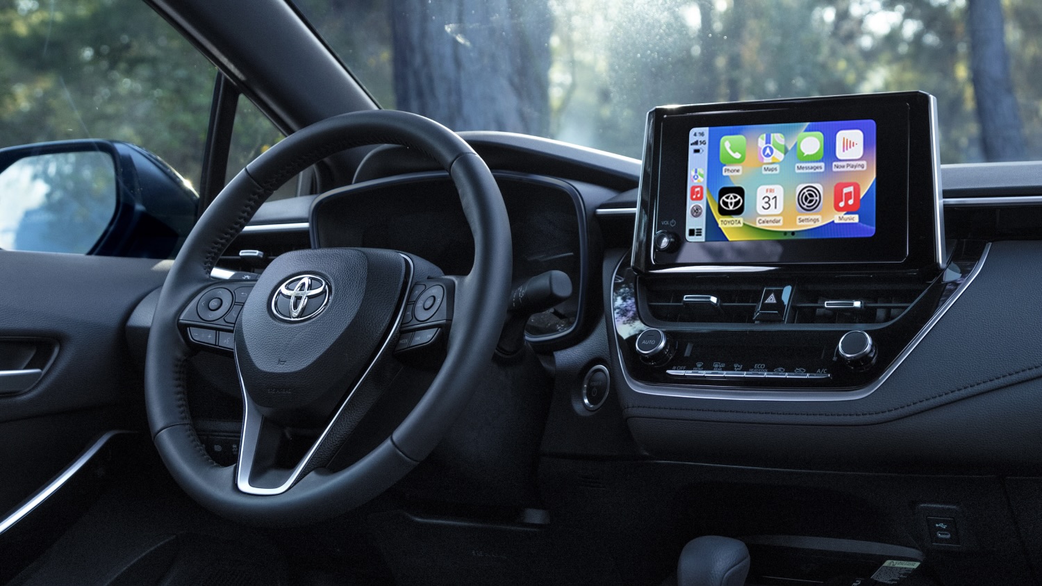 Grande vue sur le tableau de bord et sur la technologie de la Toyota Corolla.