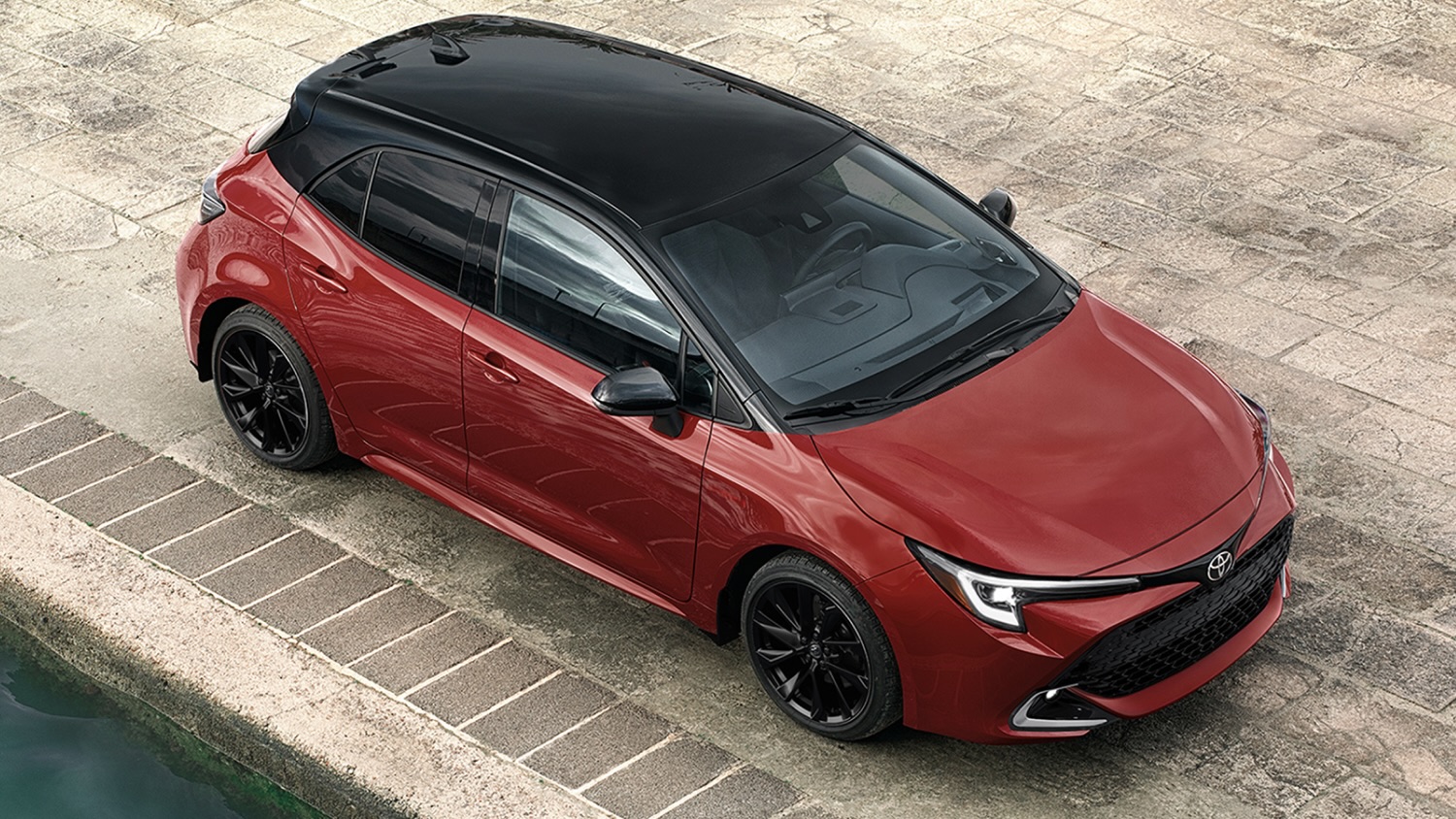 La Toyota Hatchback 2025 stationné vue du dessus.