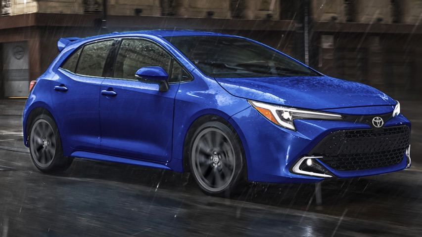 La Toyota Corolla Hatchback qui en ville sous la pluie.