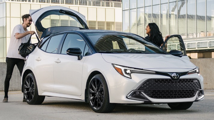 La Toyota Corolla Hatchback 2025 stationné le coffre ouvert.