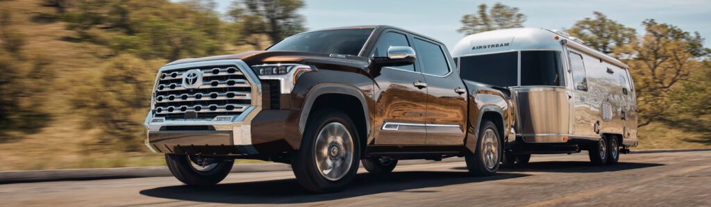 Sherbrooke toyota blog avril TUNDRA 2025 VS SILVERADO IMAGE1 1024x298